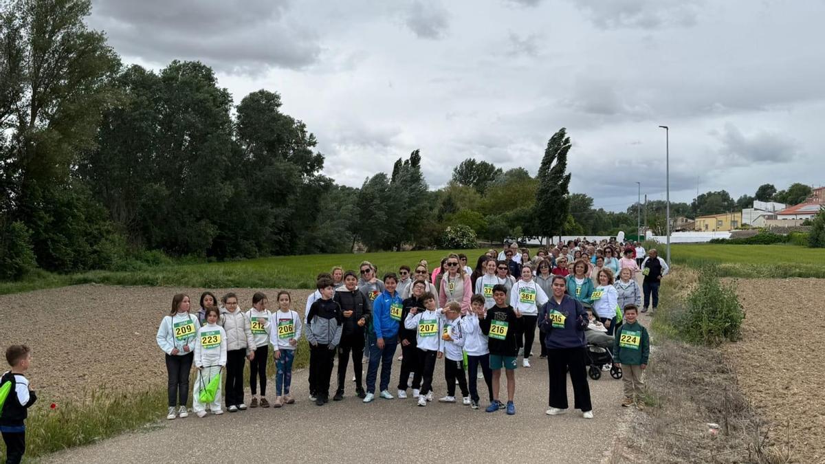 Marcha intergeneracional organizada por la asociación de Villabuena del Puente.