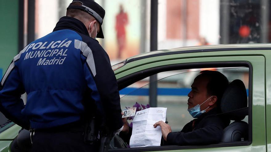 Controles policiales a vehículos en Madrid.