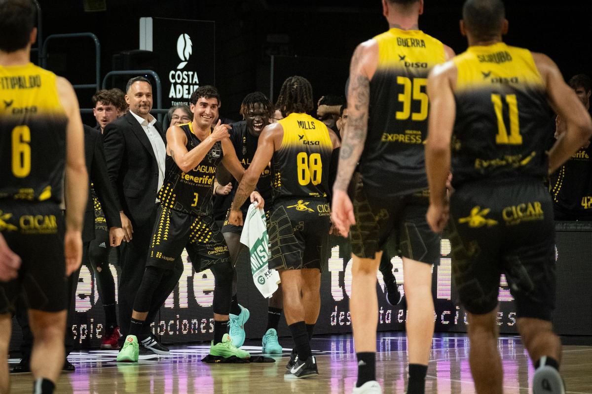 Los jugadores del CB Canarias se felicitan tras una acción positiva.