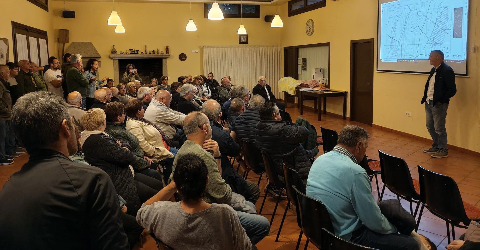 O alcalde, á dereita, na xuntanza cos veciños de Fornelos.
