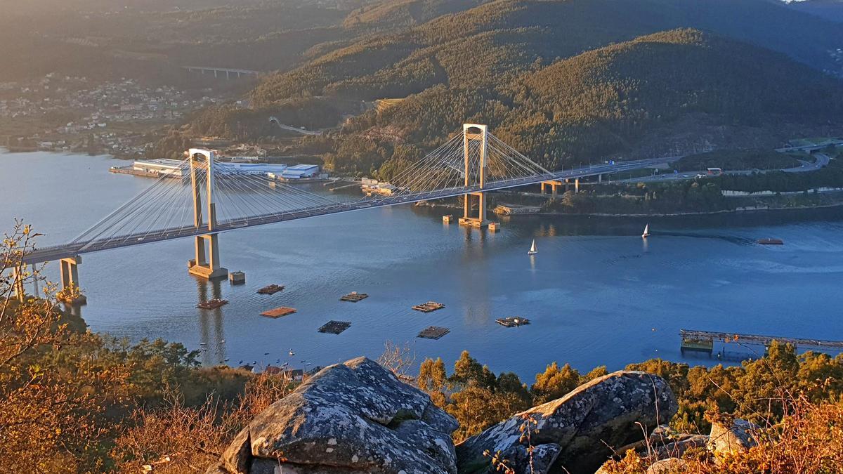 Vista de la Ría de Vigo y el Puente de Rande.