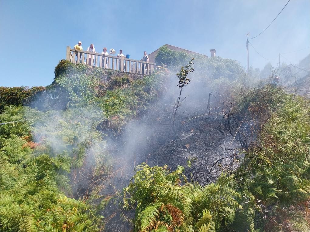 Vecinos se sumaron a las labores de extinción del incendio de A Barraca, en Bueu
