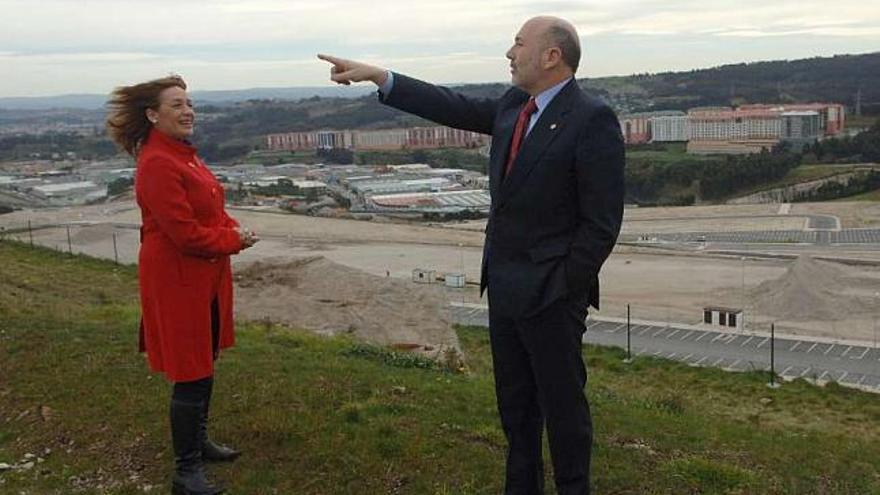 El alcalde y la concejal de Urbanismo, ayer, durante la visita a las obras del polígono de Vío. / carlos pardellas