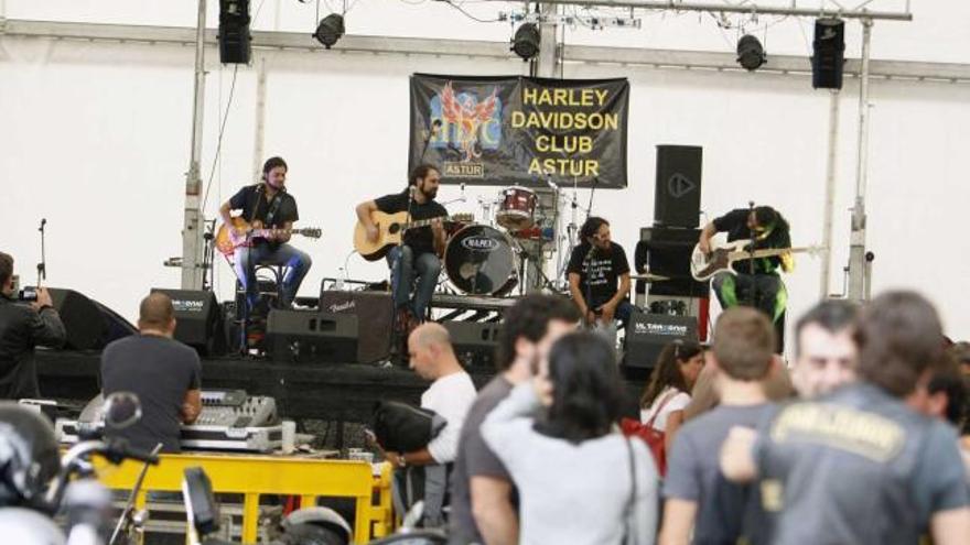 La actuación de «MBolas» durante la concentración del Harley Davidson Club Astur en Pola de Lena.