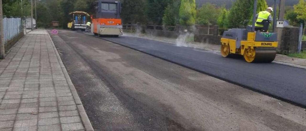 Trabajos de mejora del pavimento en el vial de acceso al colegio de Soutelo de Montes, ayer.