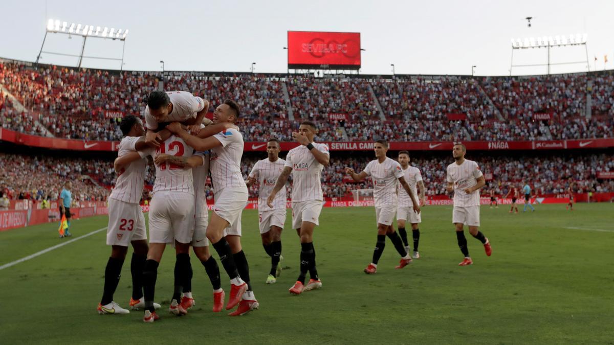 El Sevilla celebra uno de los goles ante el Valencia.