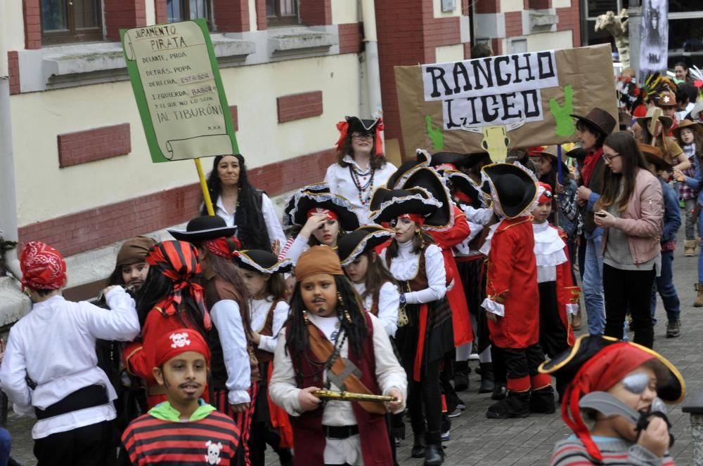 Los alumnos del colegio Liceo Mierense celebran el Carnaval.
