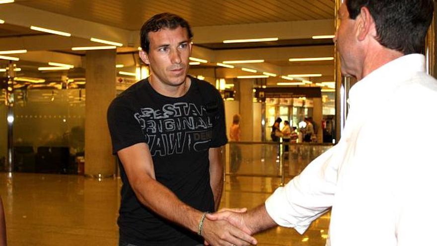 Josemi saluda al delegado Damià Amer en el aeropuerto de Son Sant Joan.