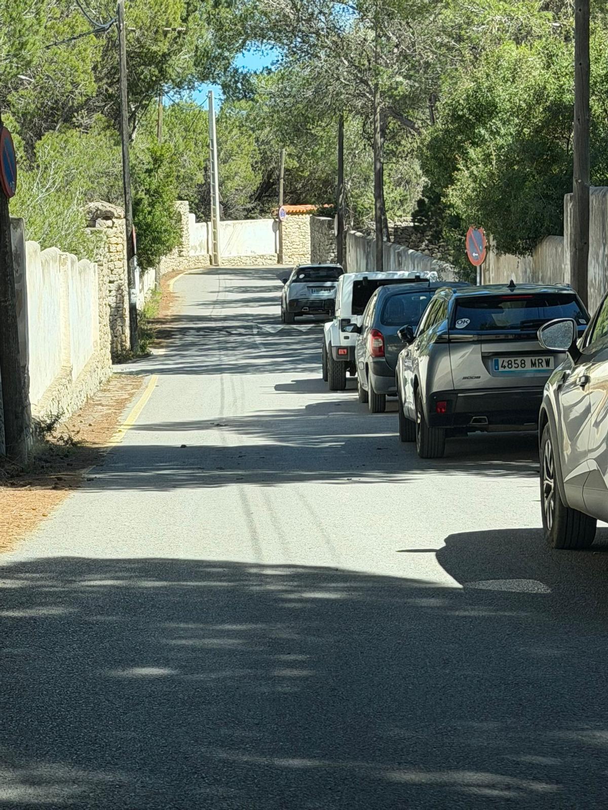 Los coches aparcados en la calle es Figueral este mes de abril.