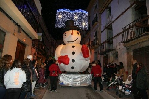 Cabalgata de la ilusión y cuento "El año que Mama Noel repartió los regalos"