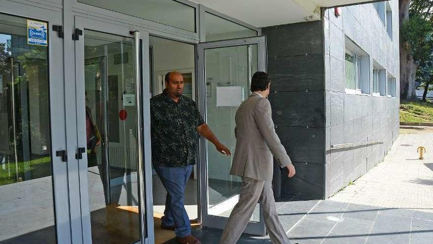 Sinaí Giménez, con el abogado Cándido Pumpido, ayer, saliendo de los juzgados de Cangas. // Gonzalo Núñez