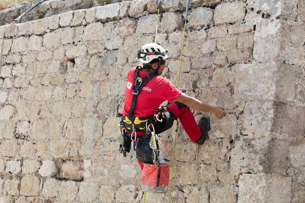 Arrancan los trabajos de limpieza de las murallas renacentistas de Ibiza