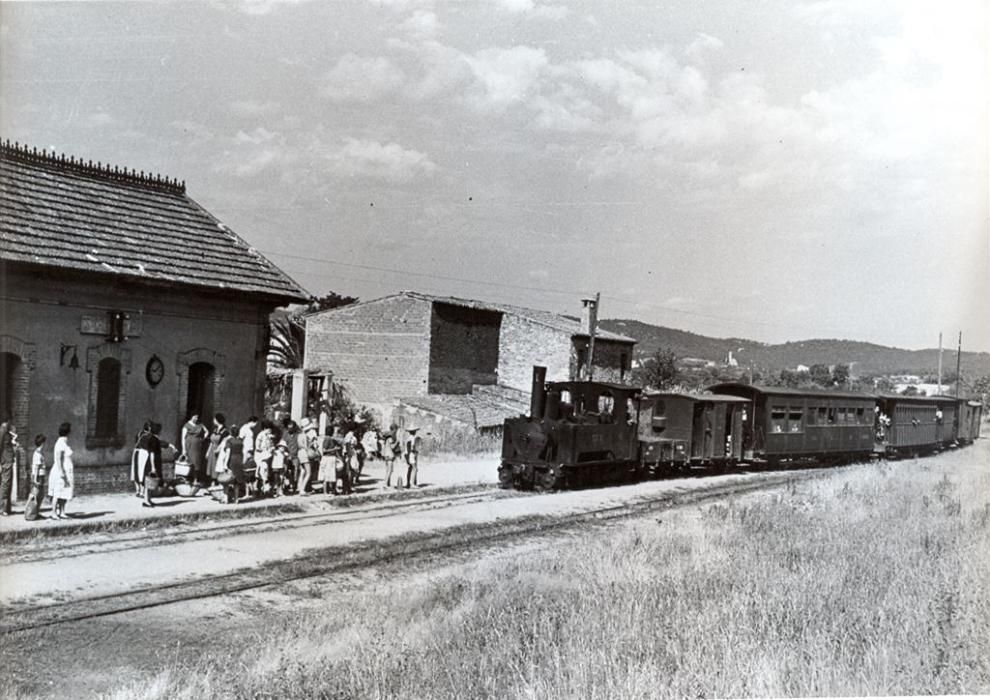 Estació de Santa Cristina a l’arribada del tren, als anys seixanta.