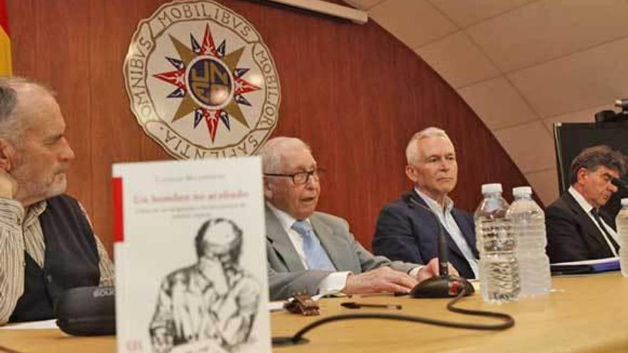 Tadeusz Malinowski, segundo por la izquierda, presenta su libro en la UNED junto a Adolfo García, José Luis Cortés y Ángel Aznárez.