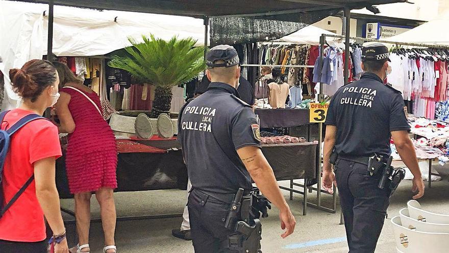 Dos agentes, ayer entre las paradas del mercadillo.