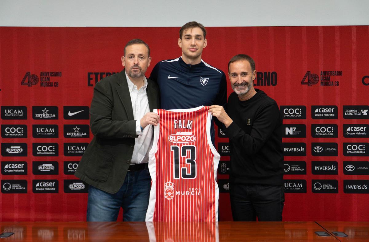 Alejandro Gómez y Sito Alonso junto a Will Falk tras su renovación hasta 2028.