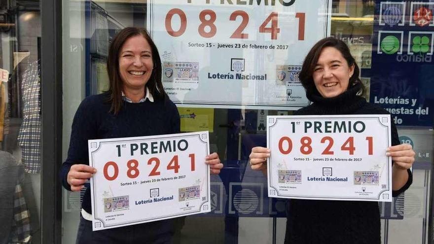 María Solórzano, a la izquierda, junto a una de sus empleadas, Iria López, ayer.