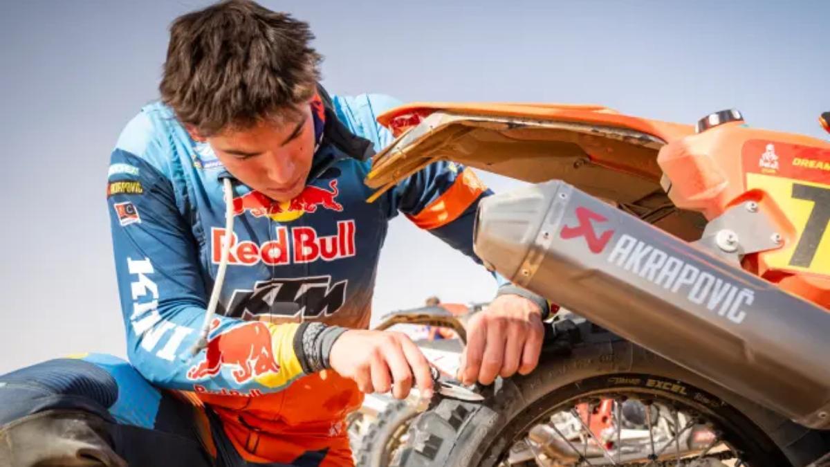 Canet, reparando su moto