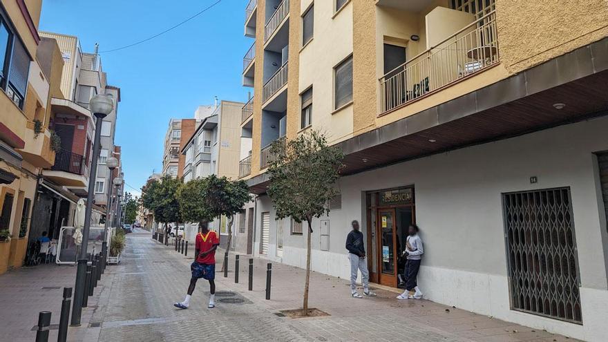 El primer cupo de migrantes asignado por el Gobierno a la provincia de Castellón está alojado en el hostal La Torre, en Benicàssim.