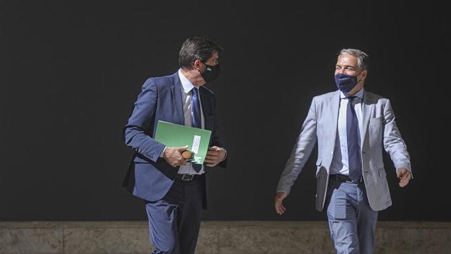 Los consejeros Juan Marín y Elías Bendodo, el pasado martes tras la reunión del Consejo de Gobierno.