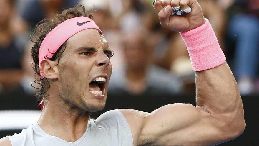 Rafa Nadal levanta el puño durante su partido de octavos de final del Abierto de Australia ante Schwartzman.