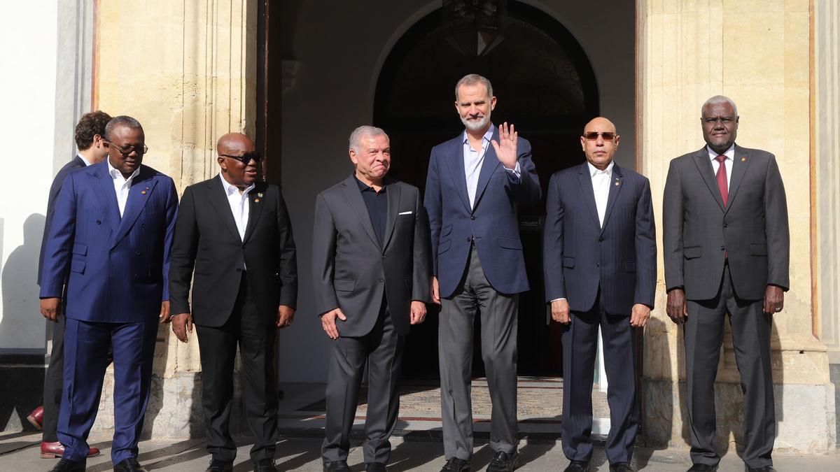 El rey de España saluda, junto al rey de Jordania y varios mandatarios africanos, a las puertas del Palacio de la Merced.