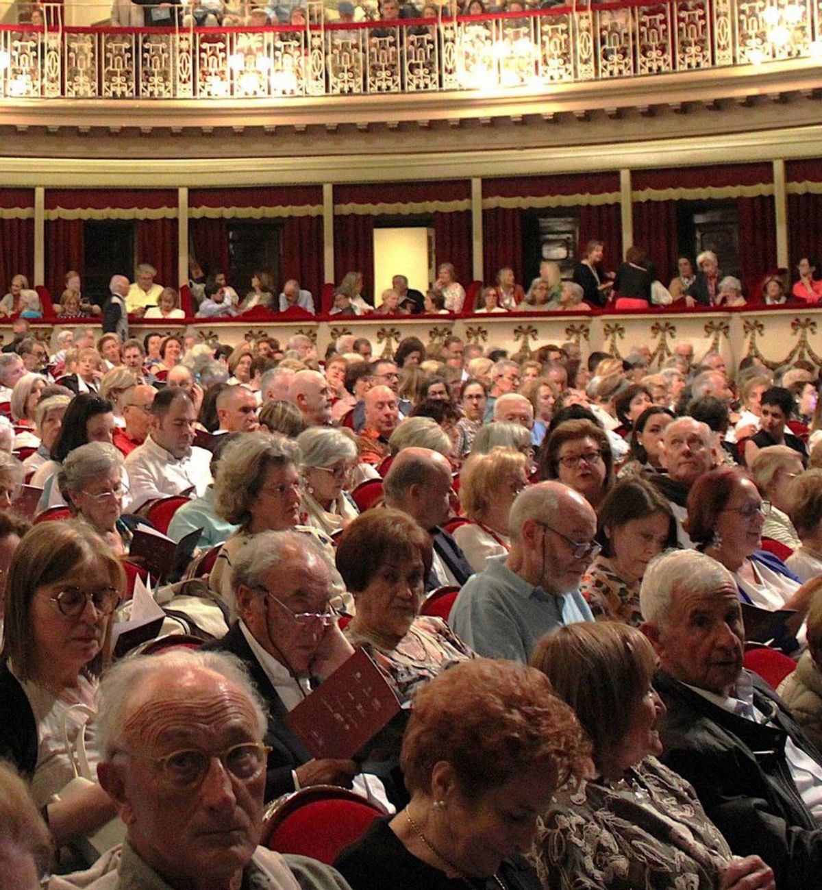 El público, ayer, antes del inicio de la función. | JER OSPINA