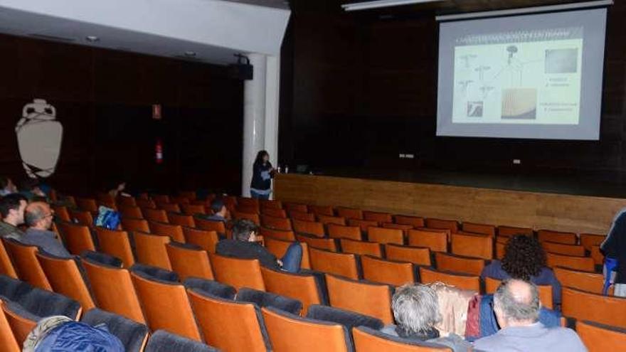 Un momento de la intervención de la bióloga especialista en micología Puri Lorenzo, que habló del género Russula, en el auditorio del Centro Social do Mar. // G.N.