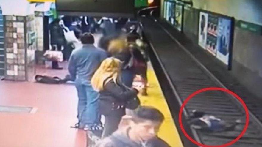 VÍDEO | Dramático rescate de una mujer que cayó a las vías del metro en Argentina