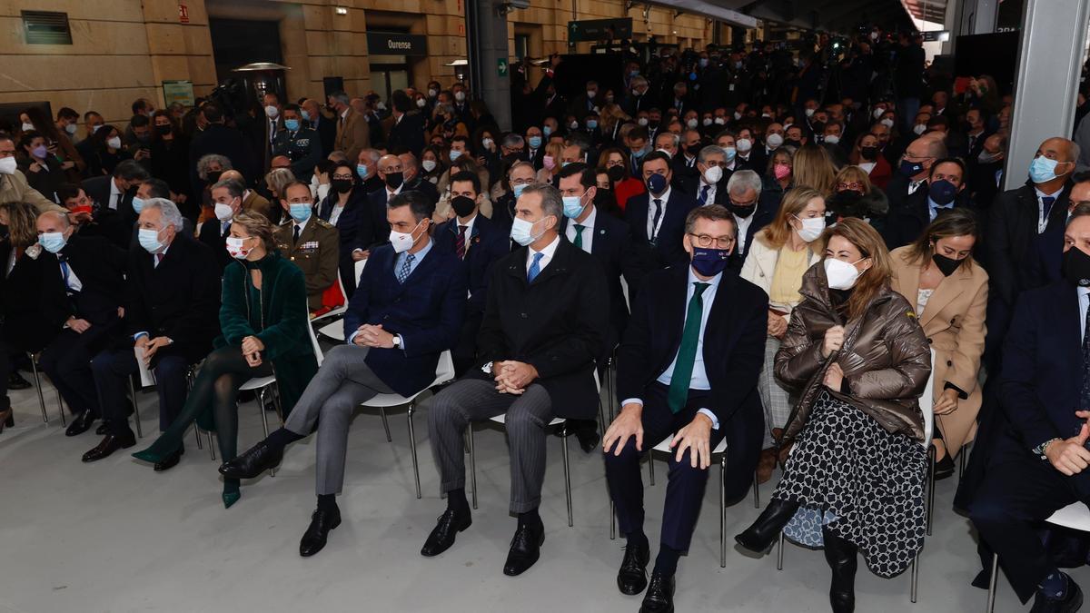 Pedro Sánchez y resto de autoridades en la estación de Ourense.