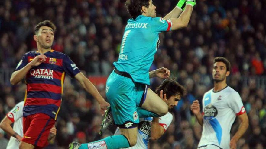 Poroto Lux ataja un balón aéreo en la visita de hace dos jornadas al Camp Nou.