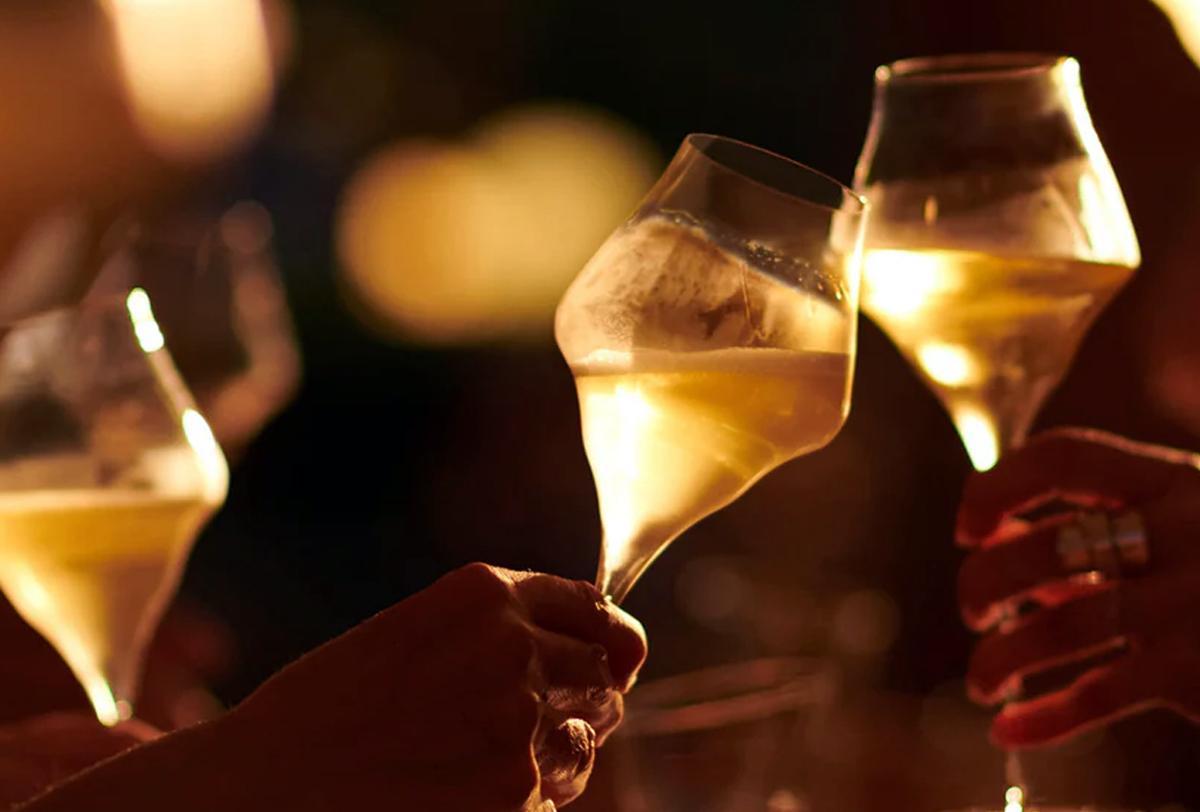 Celebrando con copas de champagne.