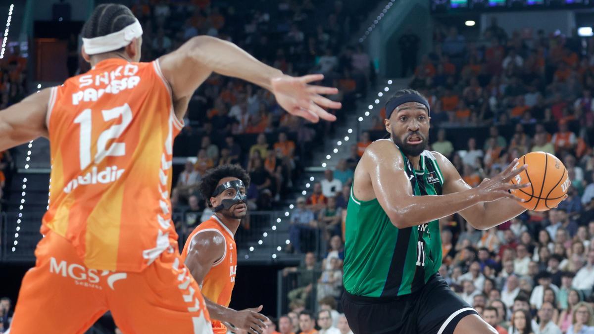 Jabari Parker penetra ante la oposición de Neal Sako