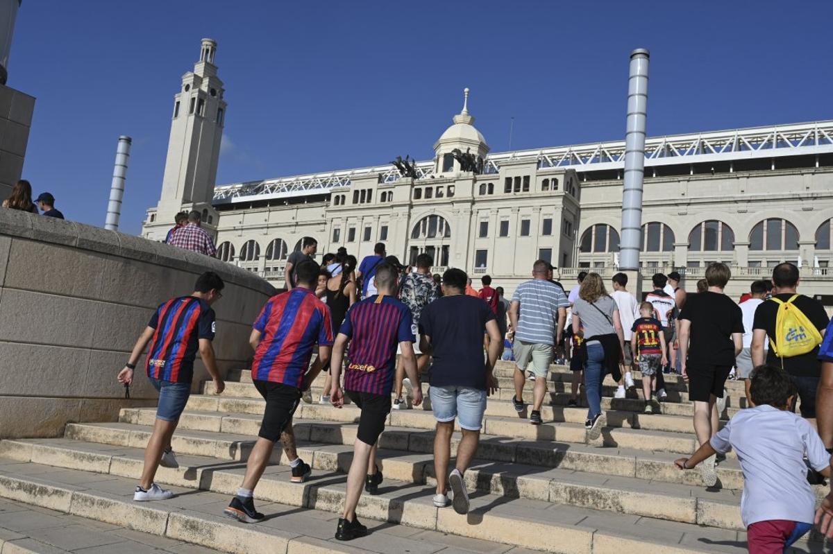 Aficionados del Barça llegando al estadio Olímpic antes de un partido de las últimas temporadas, en Barcelona.