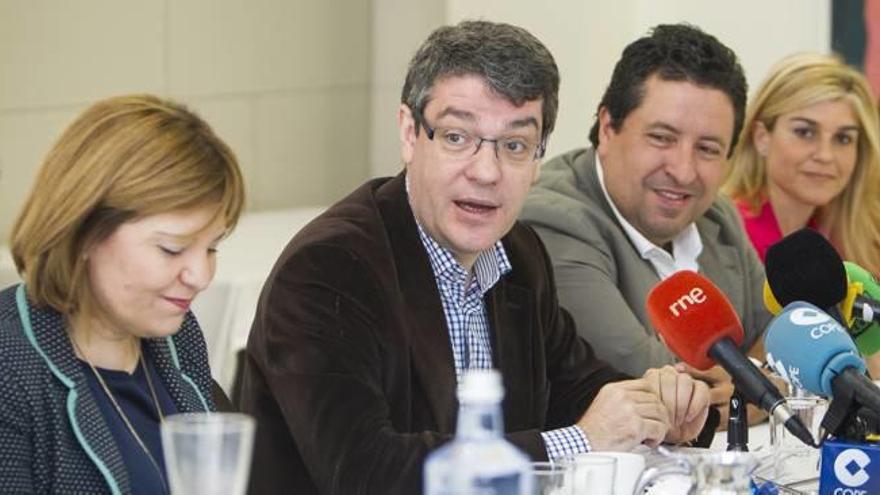 Javier Moliner, Álvaro Nadal e Isabel Bonig en el encuentro con los medios de comunicación.