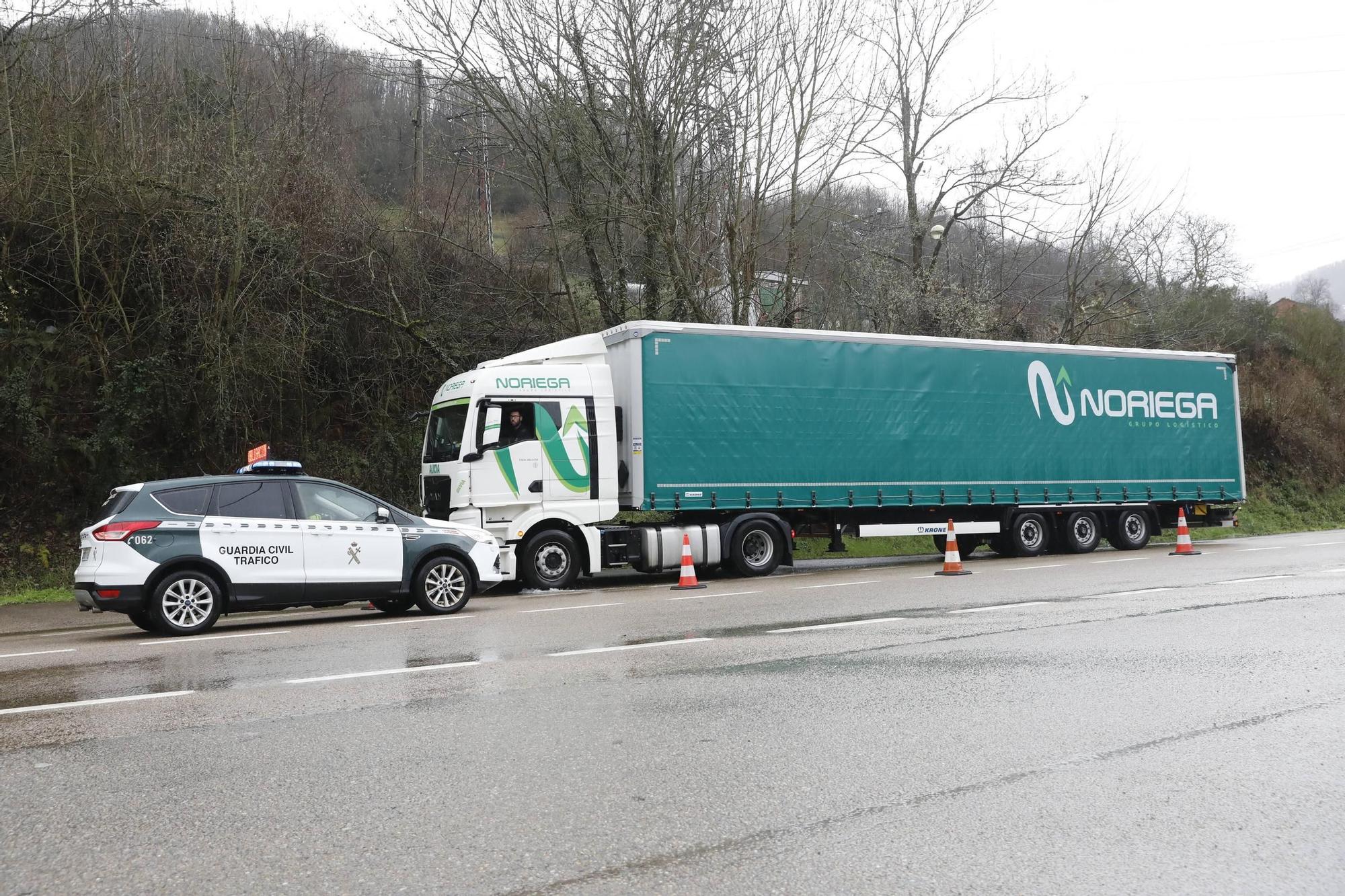 EN IMÁGENES: Camioneros retenidos por la nieve en Lena