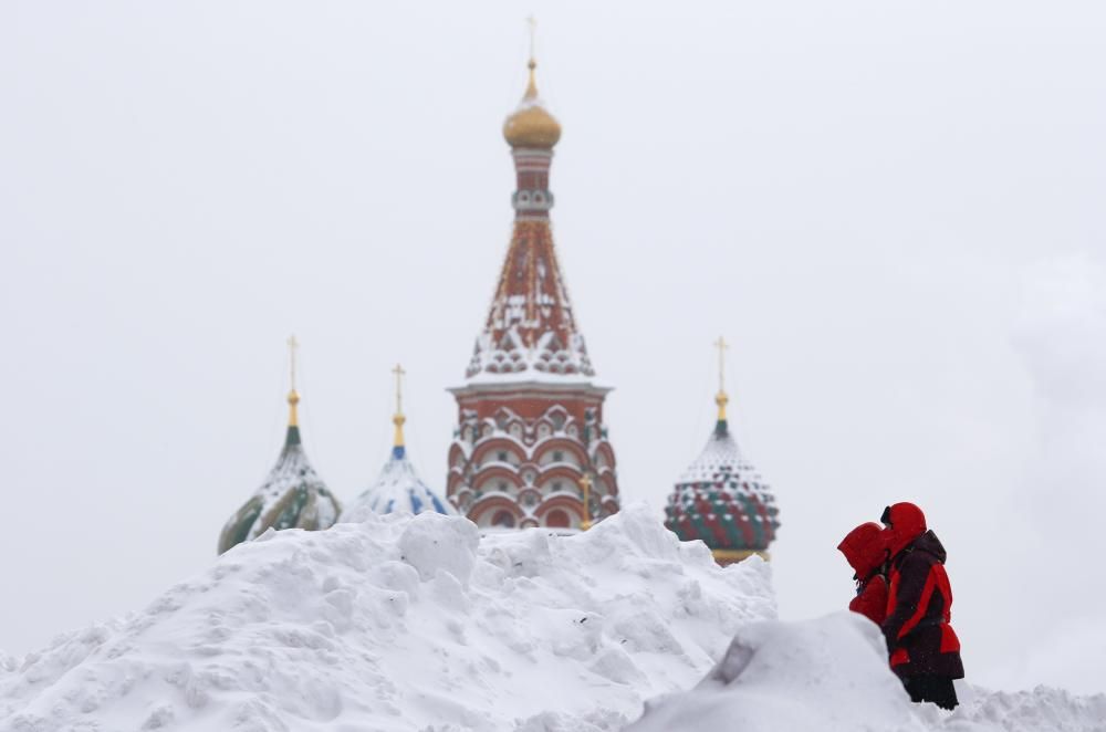 Las autoridades rusas han llamado al Ejército para afrontar la "nevada del siglo" caída sobre la región de Moscú.