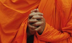 Un monjo budista participa en un res col·lectiu.