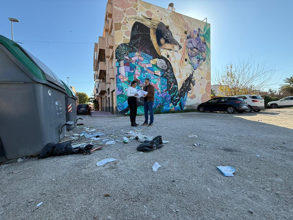 La edild el PSOE Carmen Fructuoso y el portavoz del PSOE en la Junta Municipal del Cabezo, Paco Viudes, en el actual recinto ferial de la pedanía.
