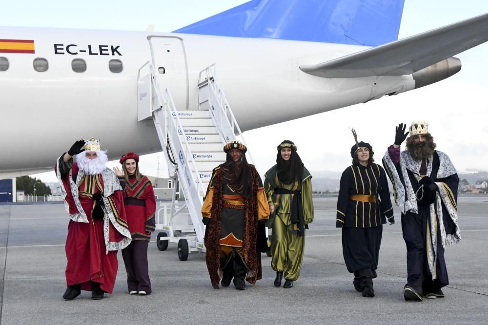 Los Reyes Magos llegan al aeropuerto de Alvedro
