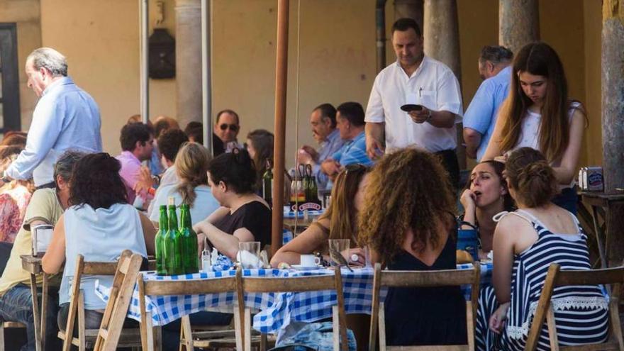 Ambiente, ayer, en una terraza de la plaza del Fontán de Oviedo.