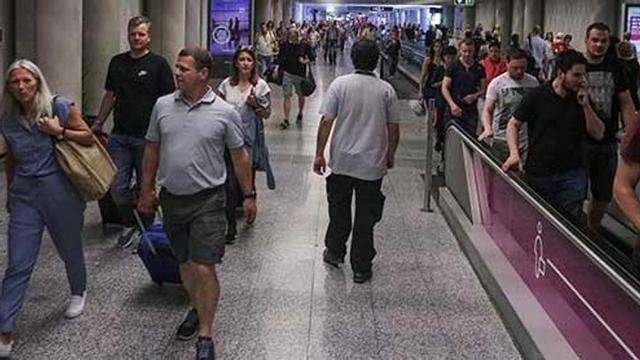 El aeropuerto, ayer: pasillos llenos como si fuera agosto.