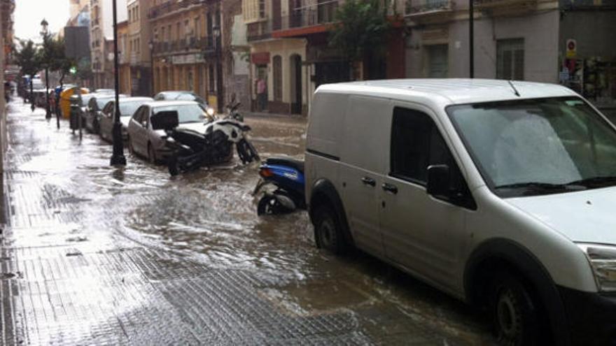 Calle Victoria, anegada por las lluvias de esta mañana.