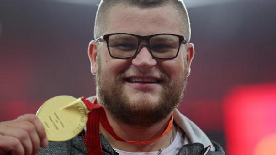 El atleta polaco Pawel Fajdek posando con su medalla de oro.