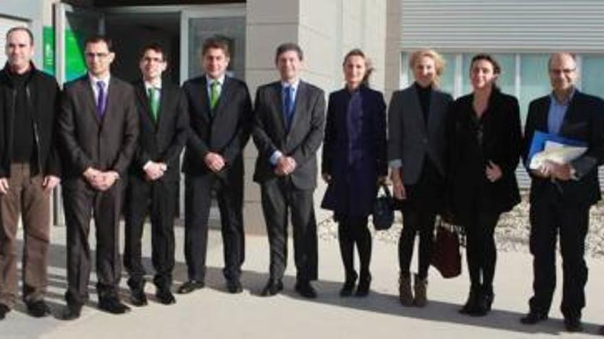 El alcalde, ayer con los premiados en el centro de eficiencia energética de Castelló.