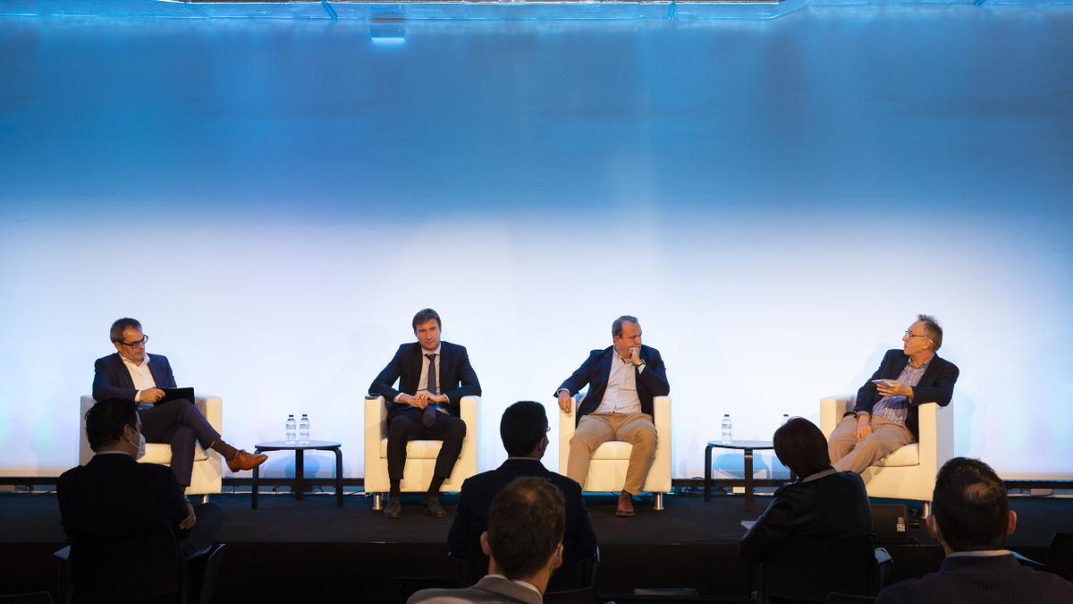 David Salvo (CEO de Power Electronics), Martín Martínez (CEO de Graphenano) y Eugenio Coronado (director del ICMol), durante la mesa debate.
