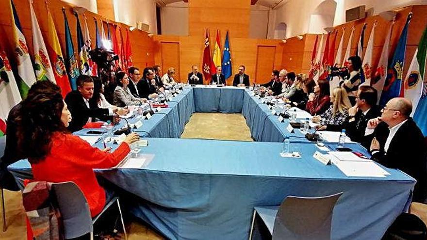 Reunión de los alcaldes de la Región con el consejero de Presidencia y Hacienda para debatir el Plan de Obras y Servicios.