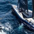 El barco de Orient Express Racing Team, asistido por su equipo antes de que se anulara las última jornada de la round robin de la Louis Vuitton Cup.