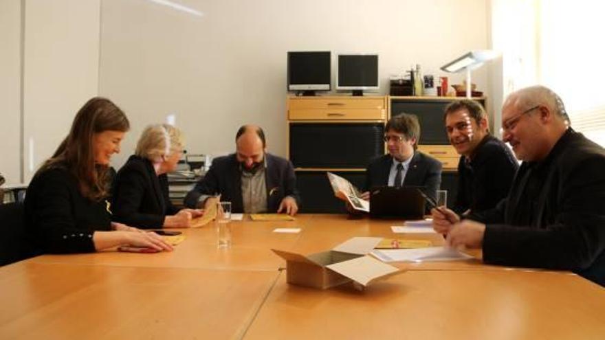 Carles Puigdemont, ahir, a Brussel·les amb membres d&#039;Òmnium.