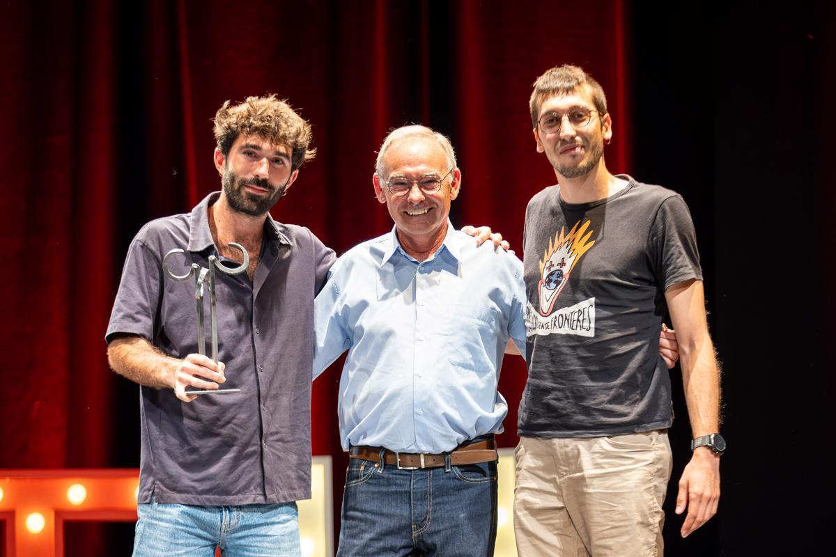 Jordi Boquet, director i Toni Vidal, direcor de fotografia del curt premiat El tren de la alegria, amb l'alcalde de Puigcerdà al mig